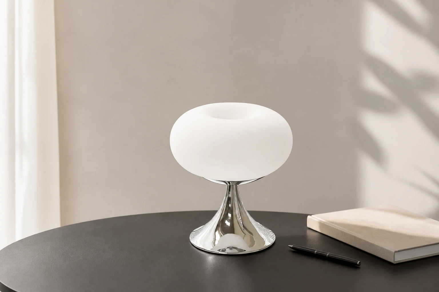 Szklana lampa stołowa Bauhaus w kształcie jabłka, stylizowana na scenę pokoju