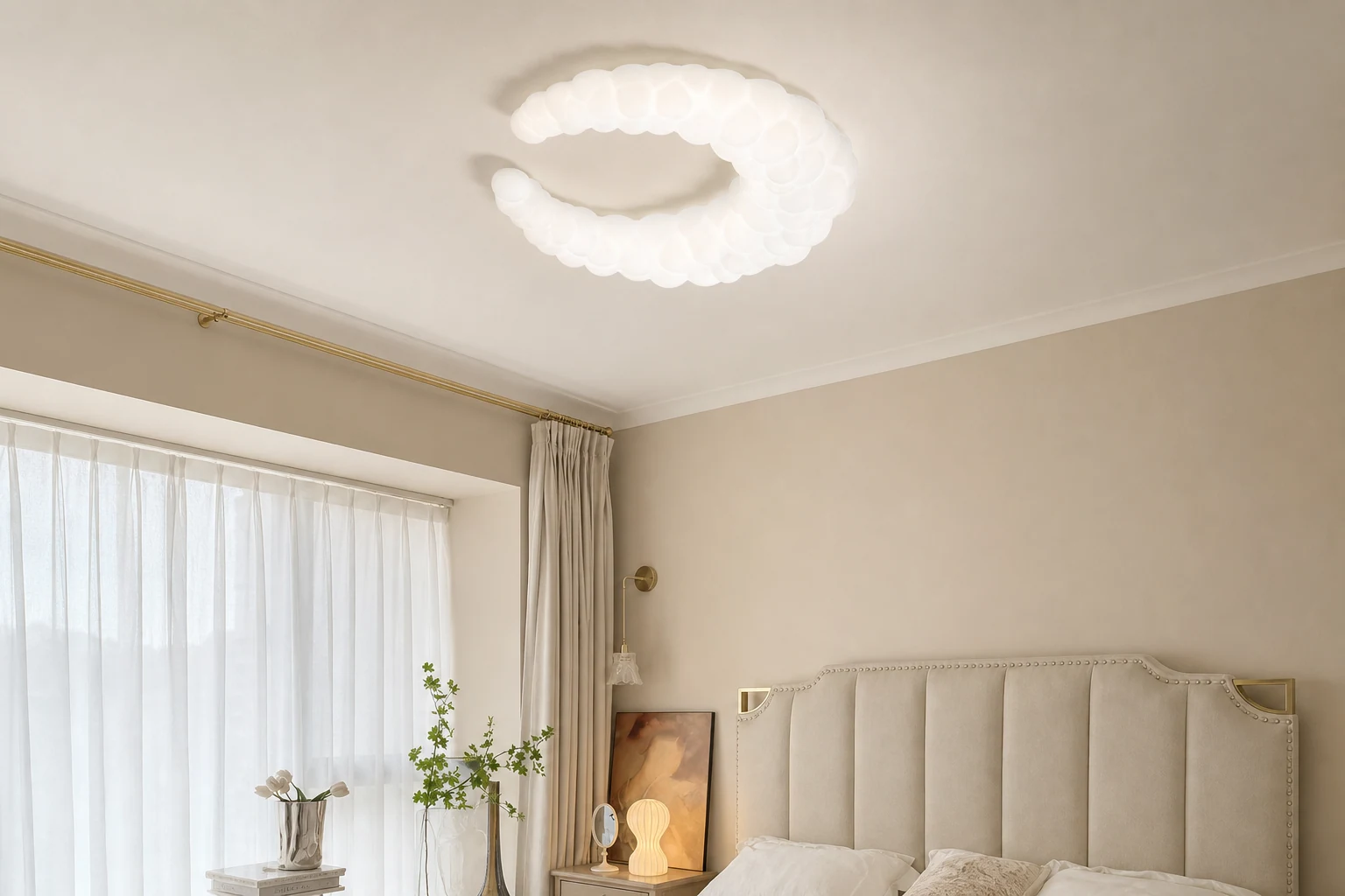 Kremowa lampa sufitowa Moon M580 pokazana w kontekście pomieszczenia