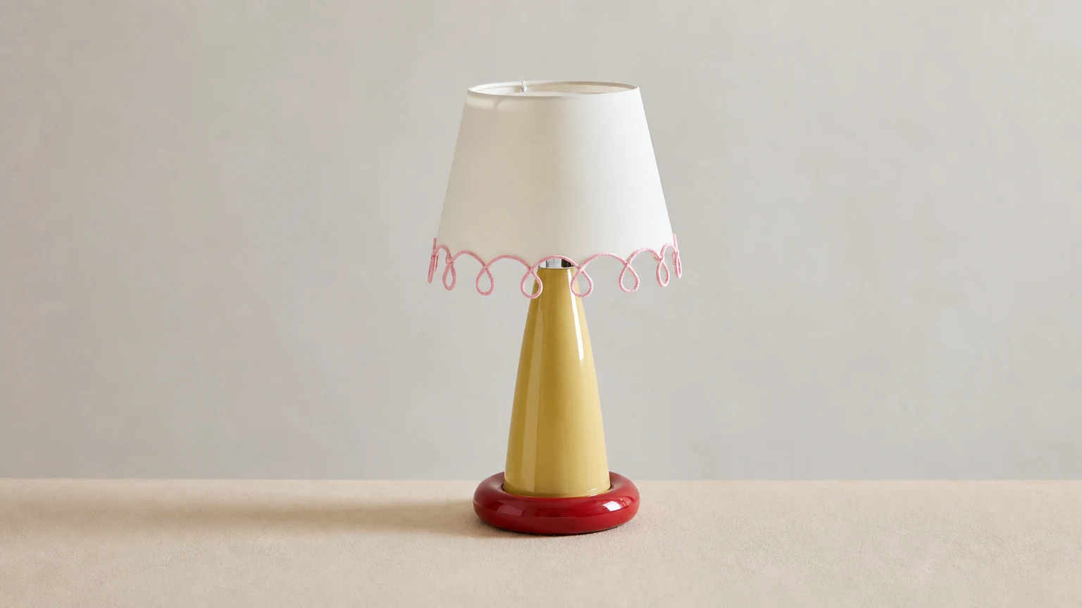 Lampa stołowa Lollio D141 w ciepłej scenerii wnętrza