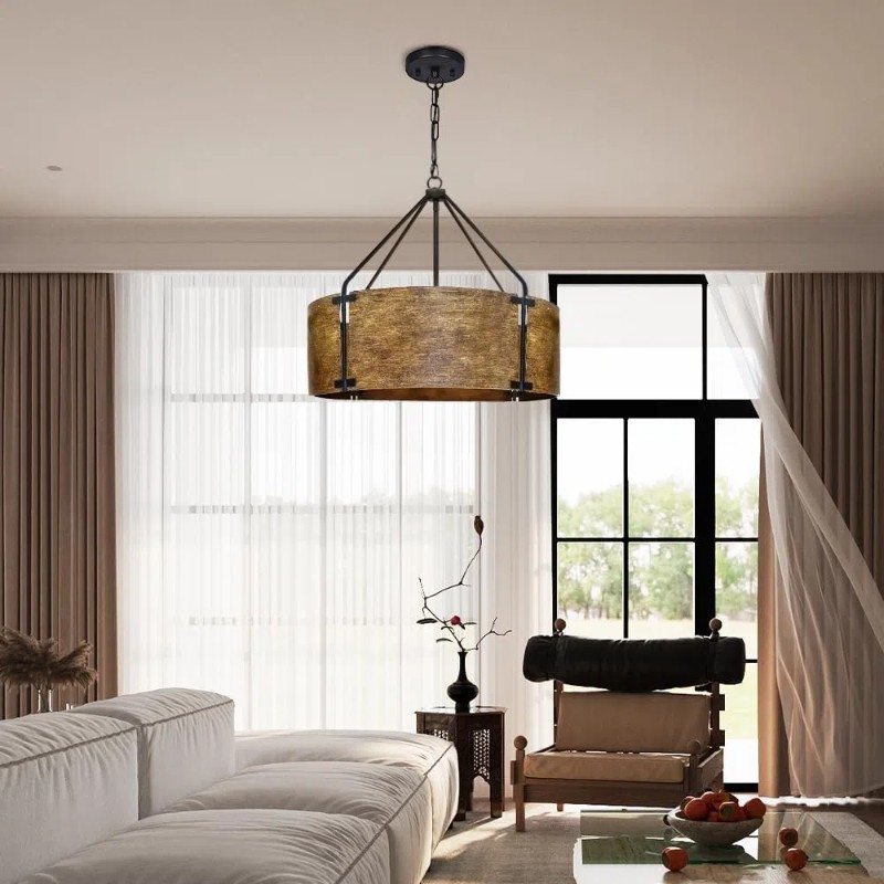 Lampa wisząca w salonie obok dużego okna