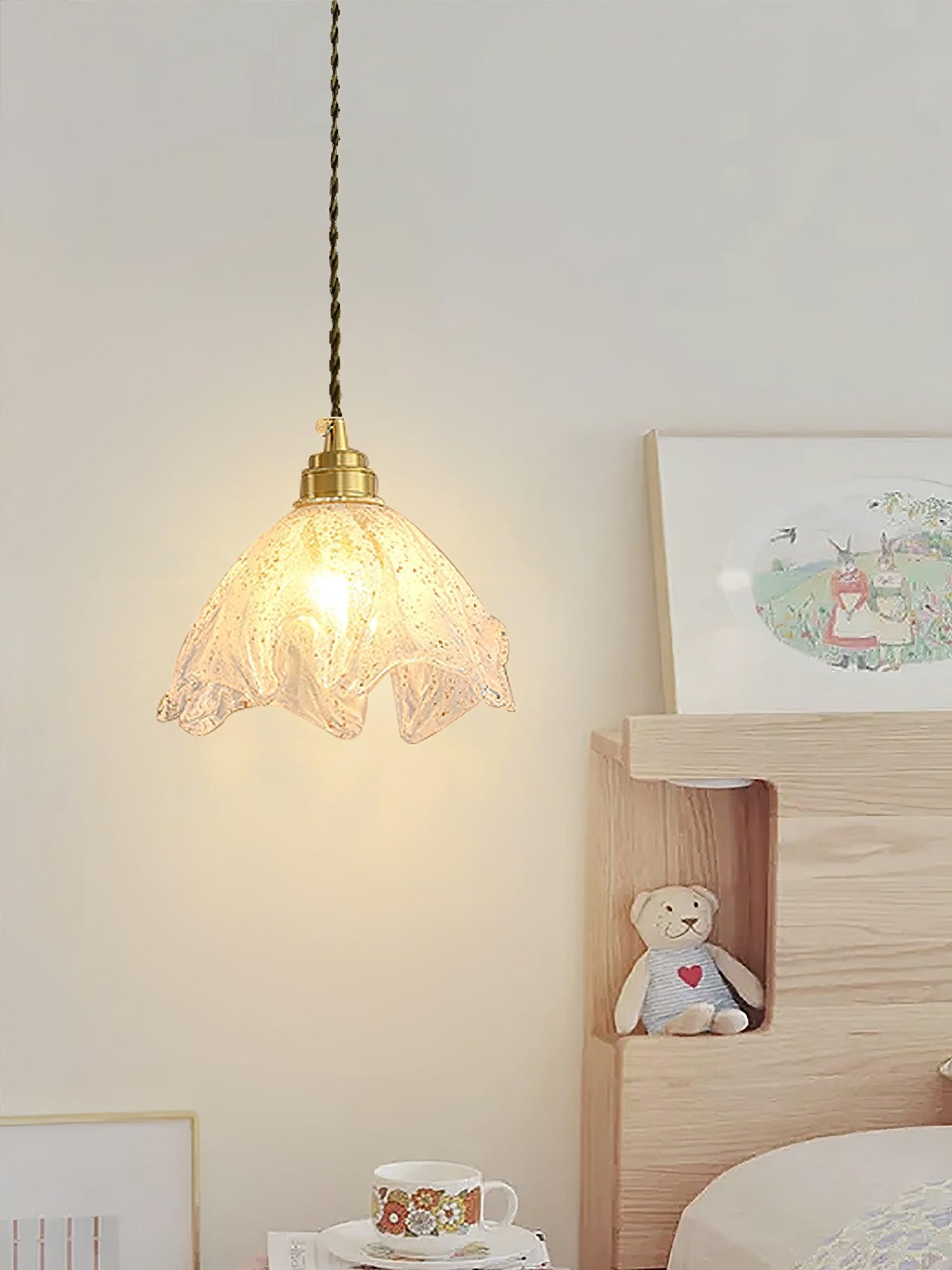 Lampa wisząca oświetlona w stylu sypialni