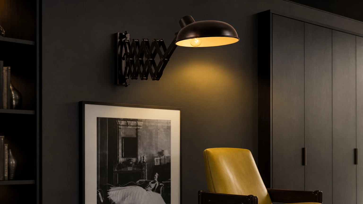 Lámpara de pared extensible STOGAR instalada en un ambiente interior cálido.