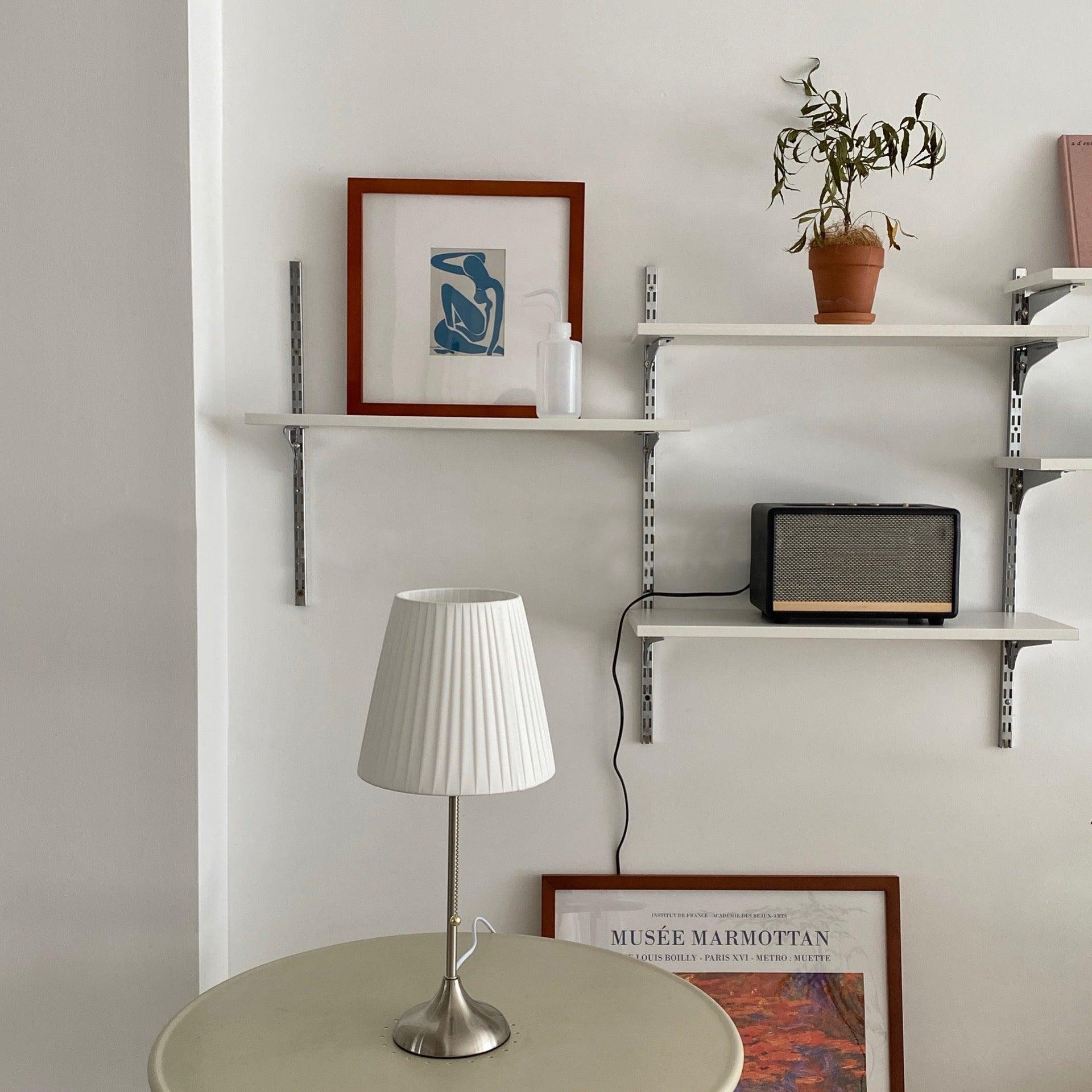M91-lampe vist i et bredere rom