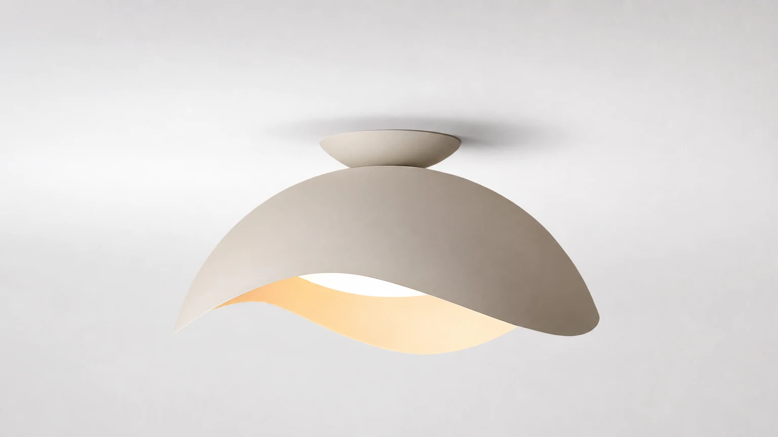 Prosta lampa sufitowa Wave M23 w spokojnym wnętrzu