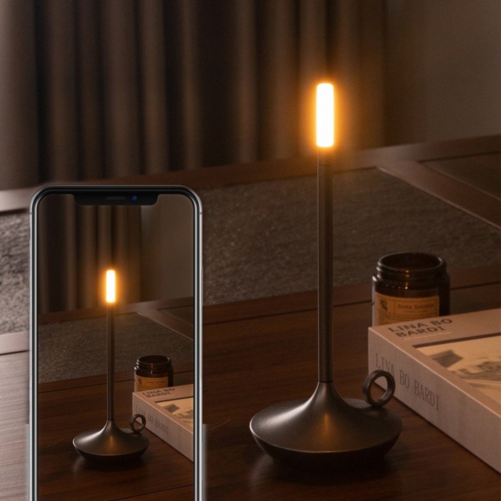 Lampa S183 na stole wewnętrznym z pokazanym efektem świetlnym
