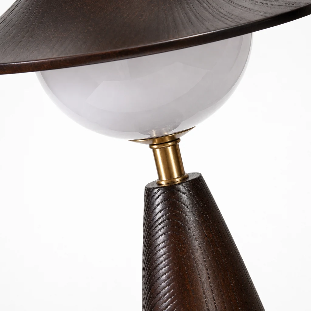 Zbliżenie na materiały i wykończenie retro lampy stołowej LED
