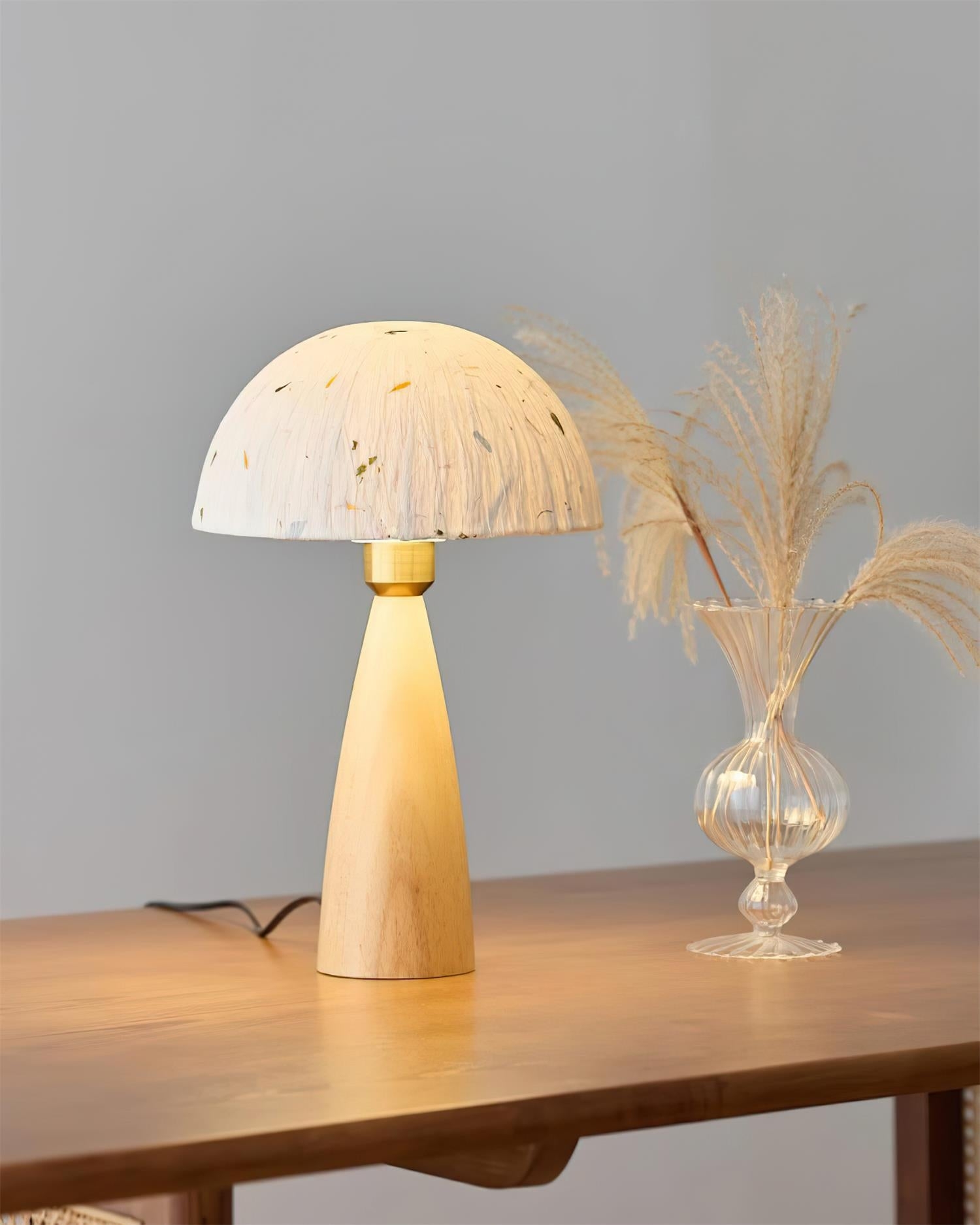 Lampa stołowa Kent Wood D62 świecąca na drewnianym stole