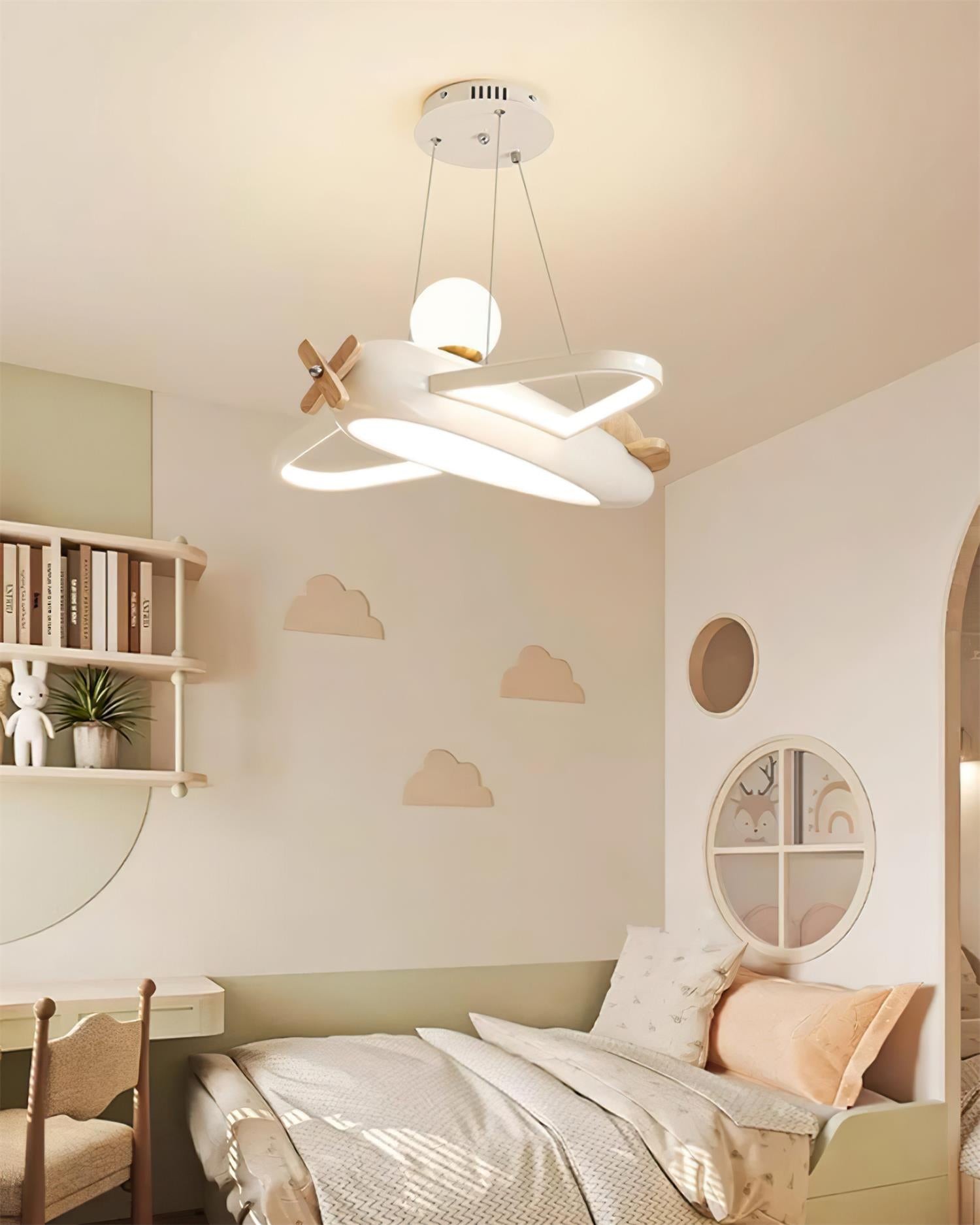 Flylampe i et mykt innredet soverom
