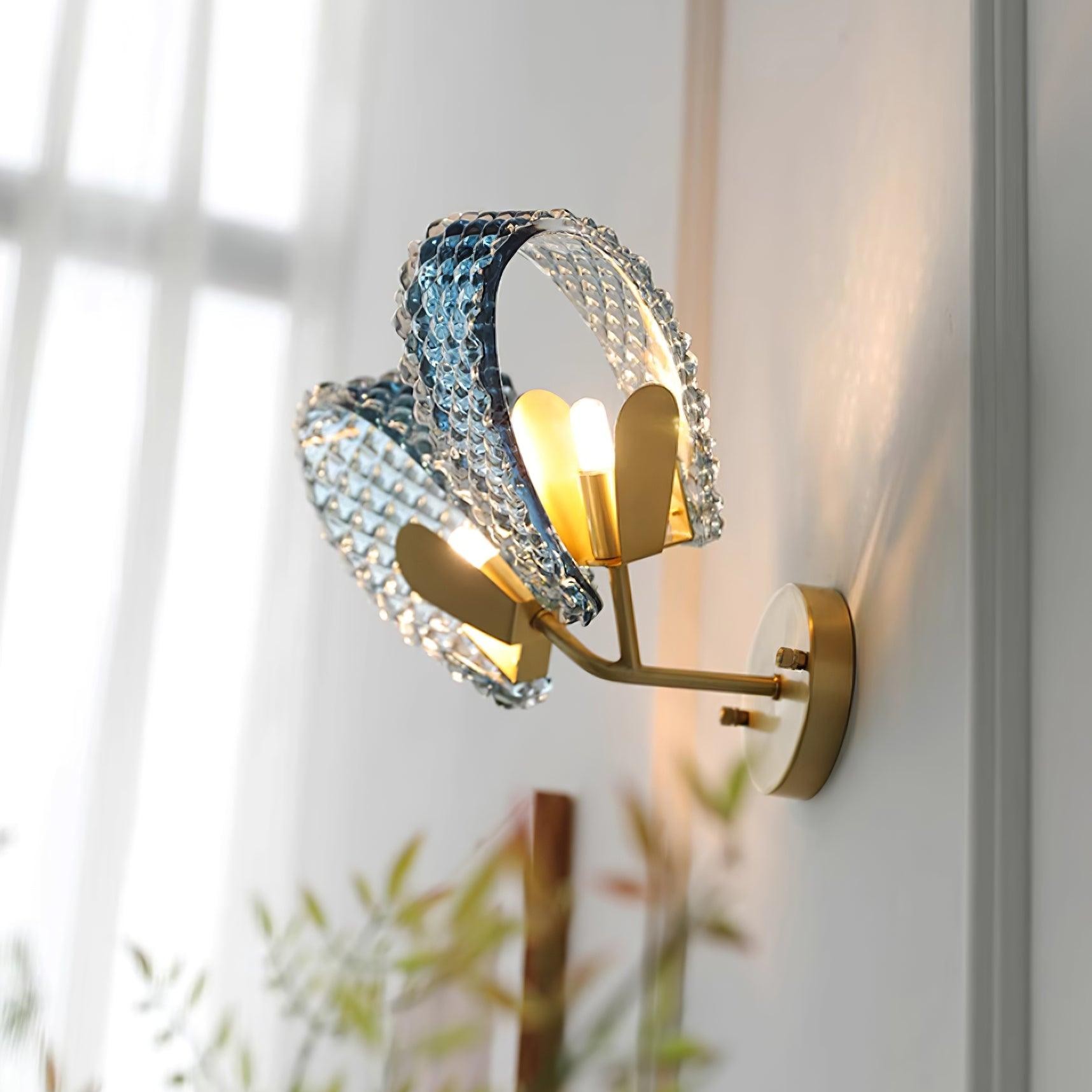 Bliski widok stylu życia oświetlonej lampy ściennej Blue Ribbon przy oknie