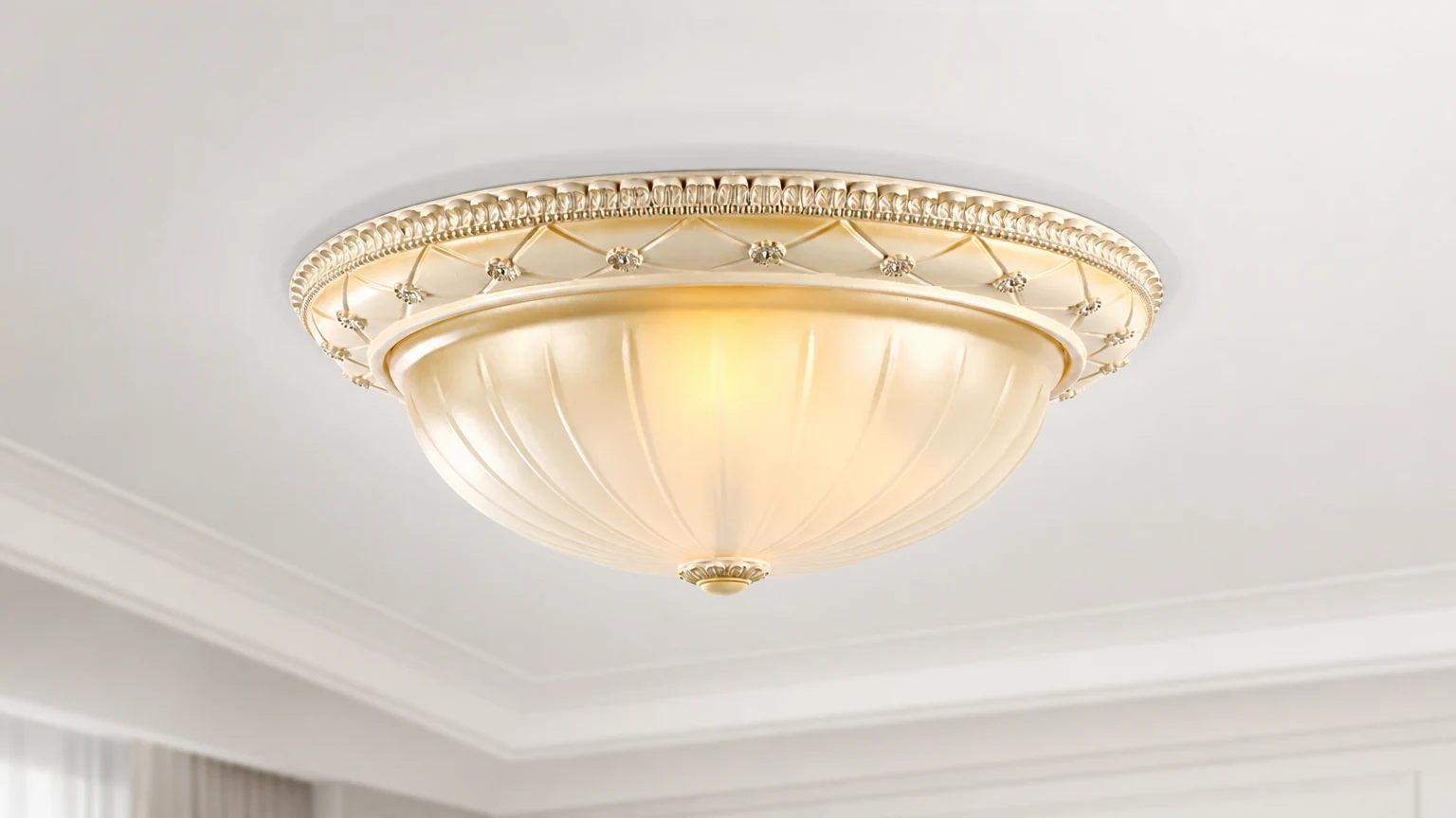 Europejska, wpuszczana lampa sufitowa z żywicy w kolorze beżowym, zainstalowana w sypialni