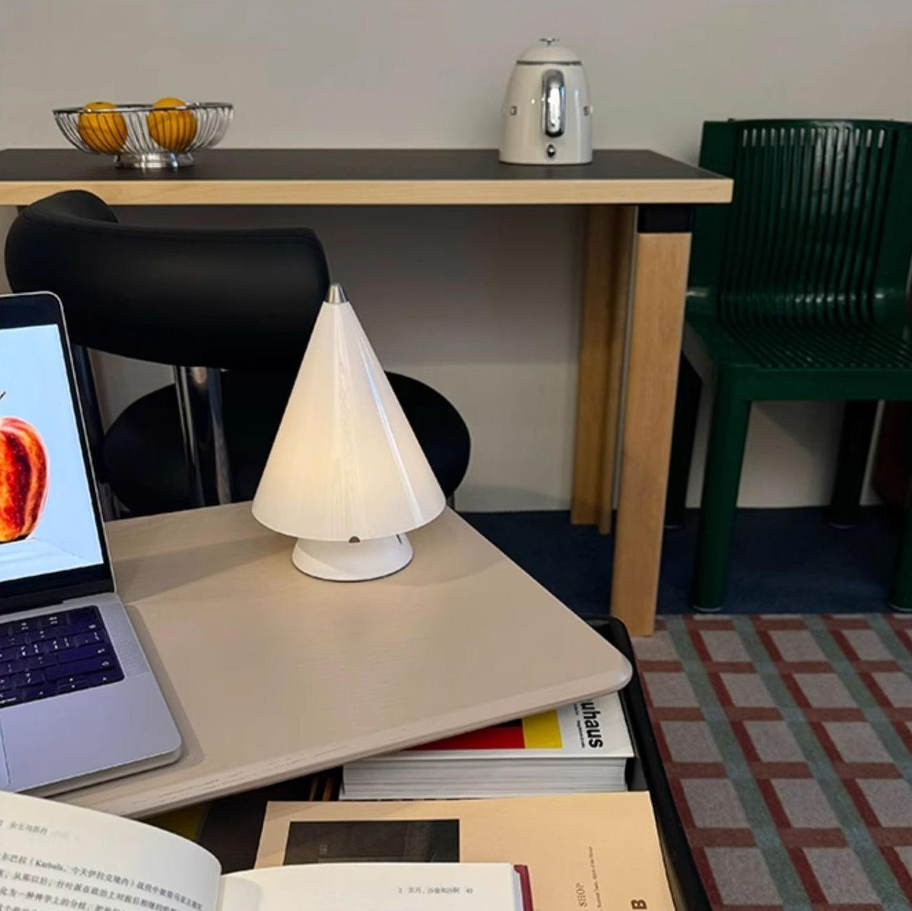 Lampa M46 w otoczeniu biurka