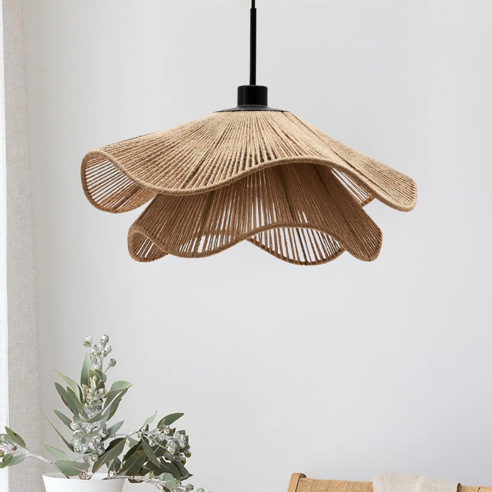 Gran lámpara colgante natural en un interior minimalista con plantas.
