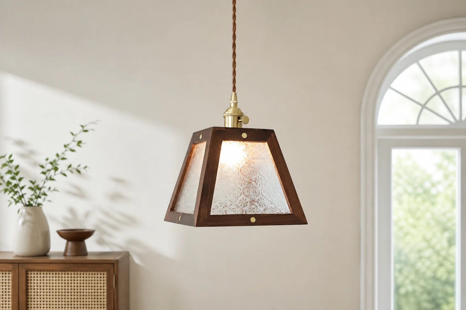 Szklana lampa wisząca M399 ze wzorem retro. Scena lifestylowa