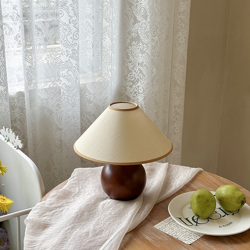 Lniana lampa stołowa Ambient S71 przy zasłonie z owocami i rekwizytami z materiału