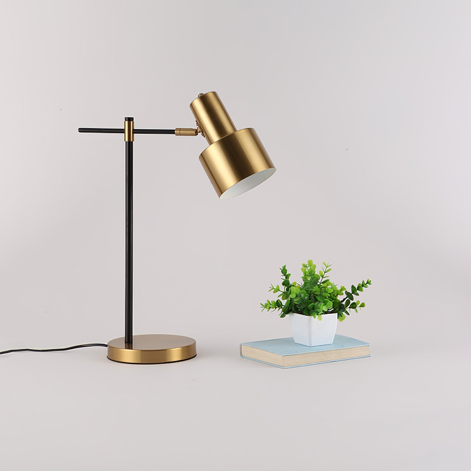 Metal Minimalist Art Deco Table Lamp M544