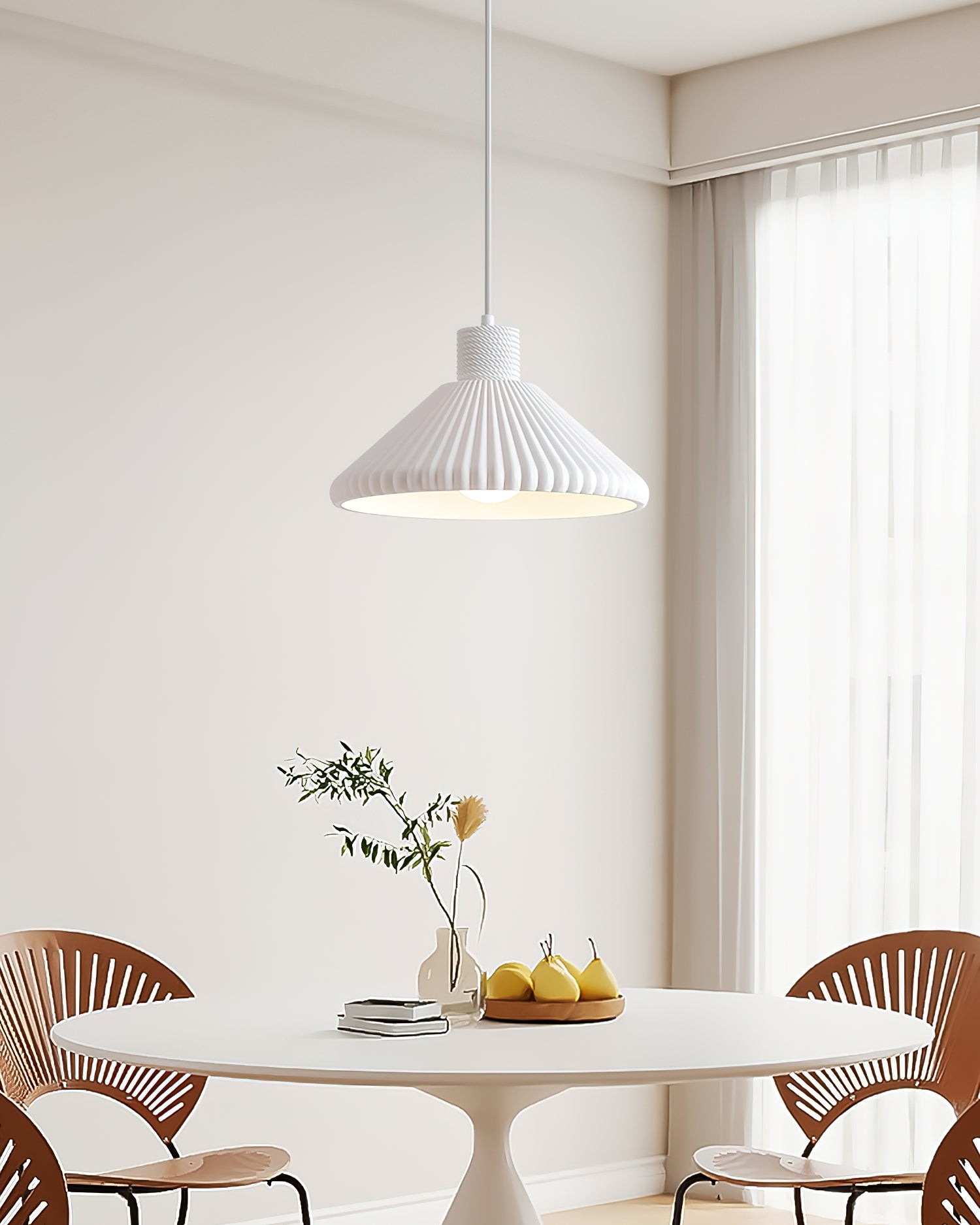 Pojedyncza lampa wisząca nad okrągłym stołem w jadalni