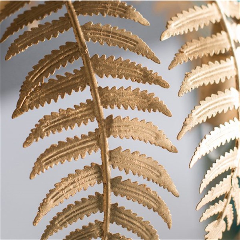 Palmenblattstruktur und perforierte Metalldetails
