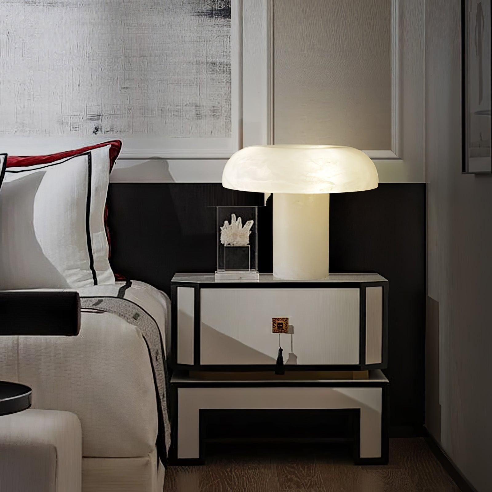 Lampa stołowa M450 na stoliku nocnym w sypialni