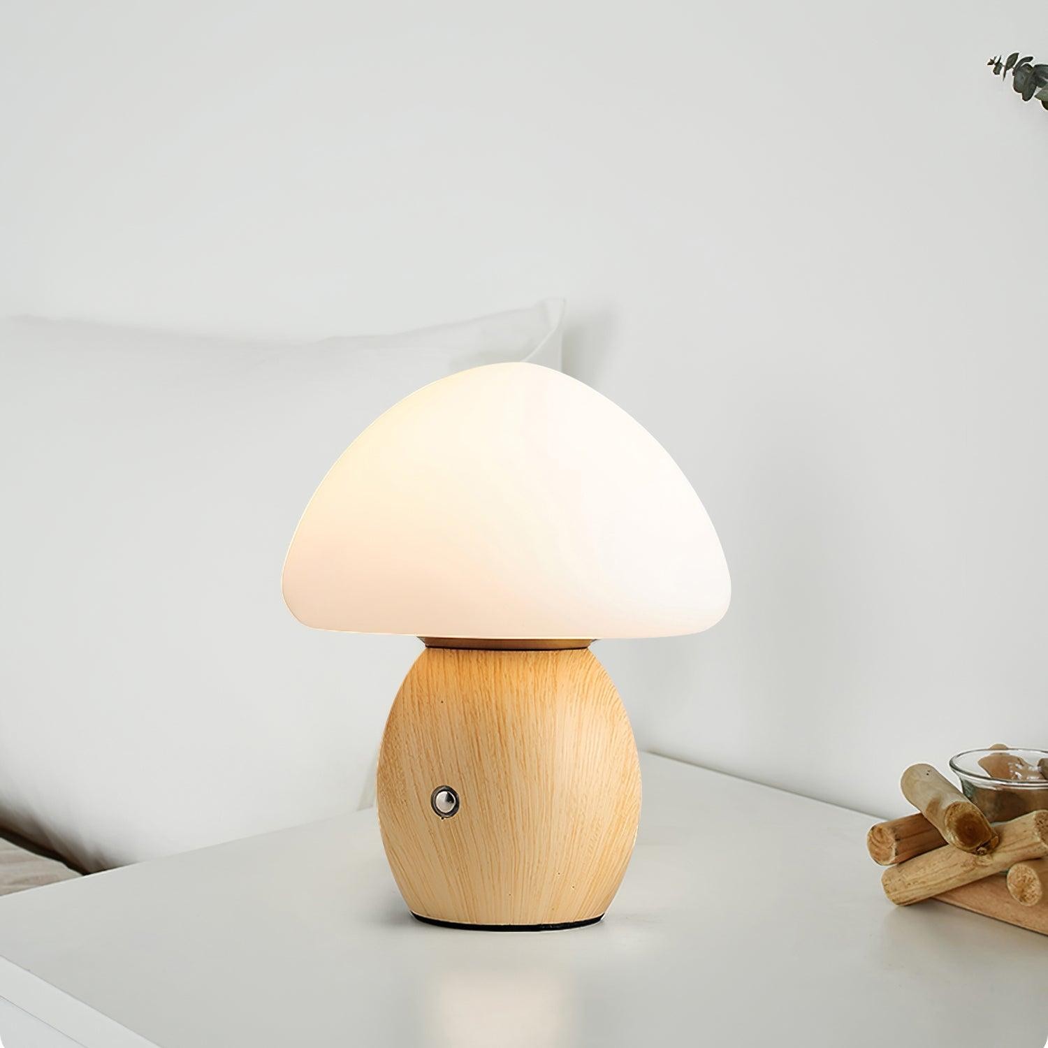 Lampa grzybkowa na białej powierzchni stolika nocnego