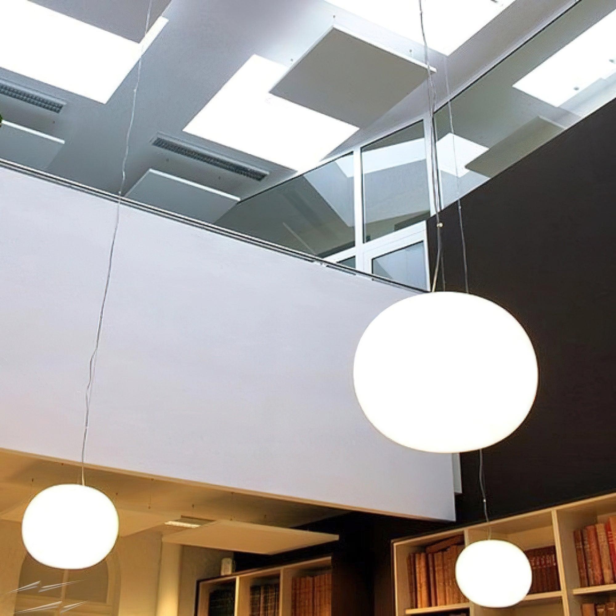 Wiele kulistych lamp wiszących we wnętrzu