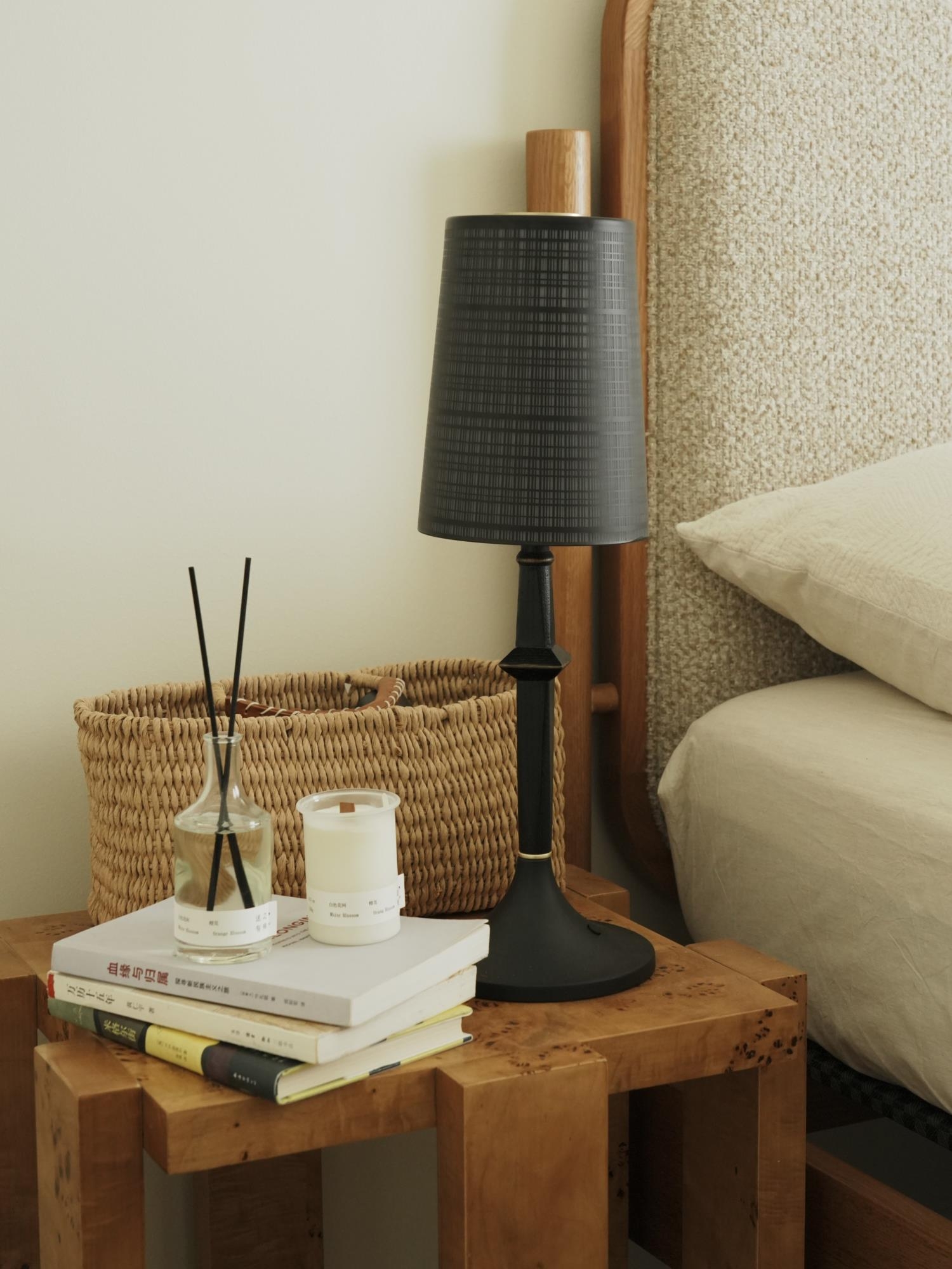 Devon Black Table Lamp D709
