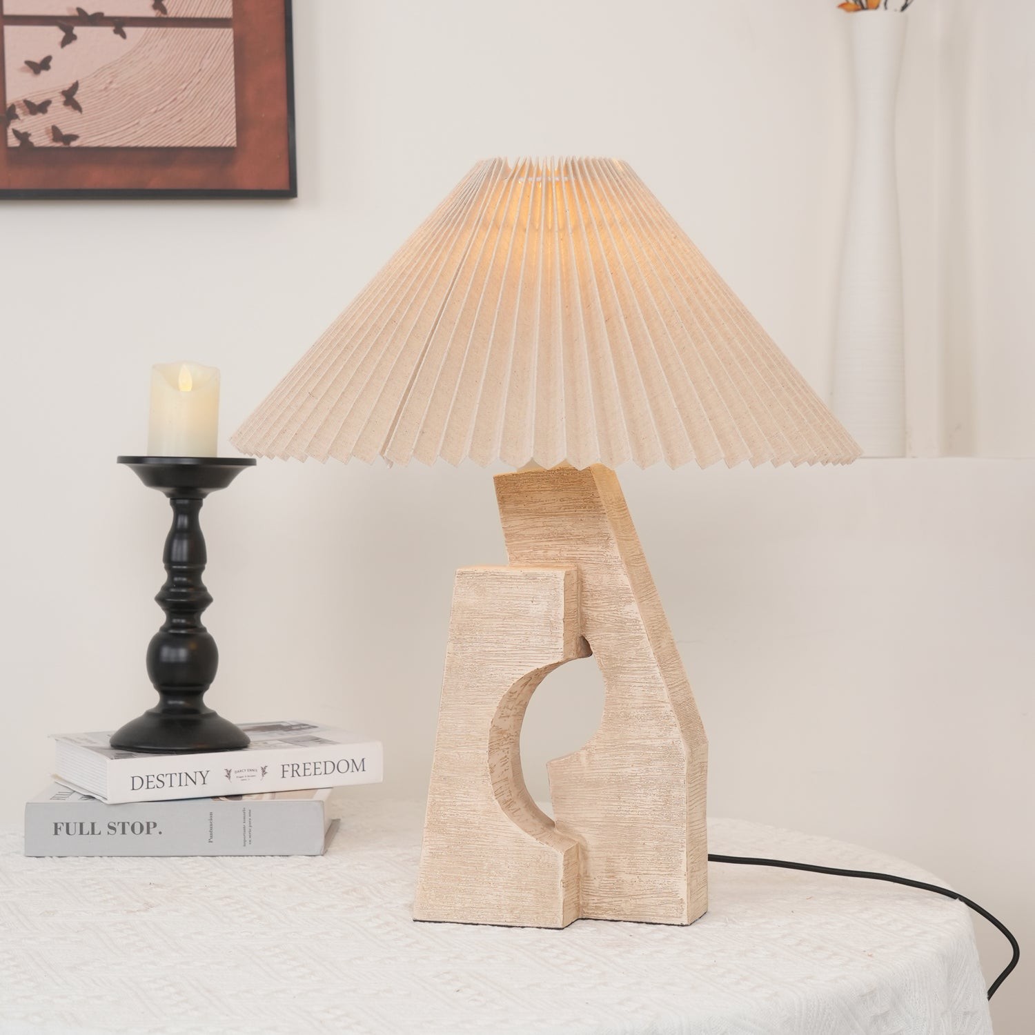 Nieoświetlona kamienna lampa słupowa z książkami i świecą