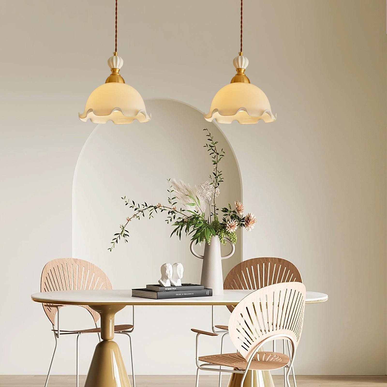 To elegante Bud-pendellamper over et spisebord