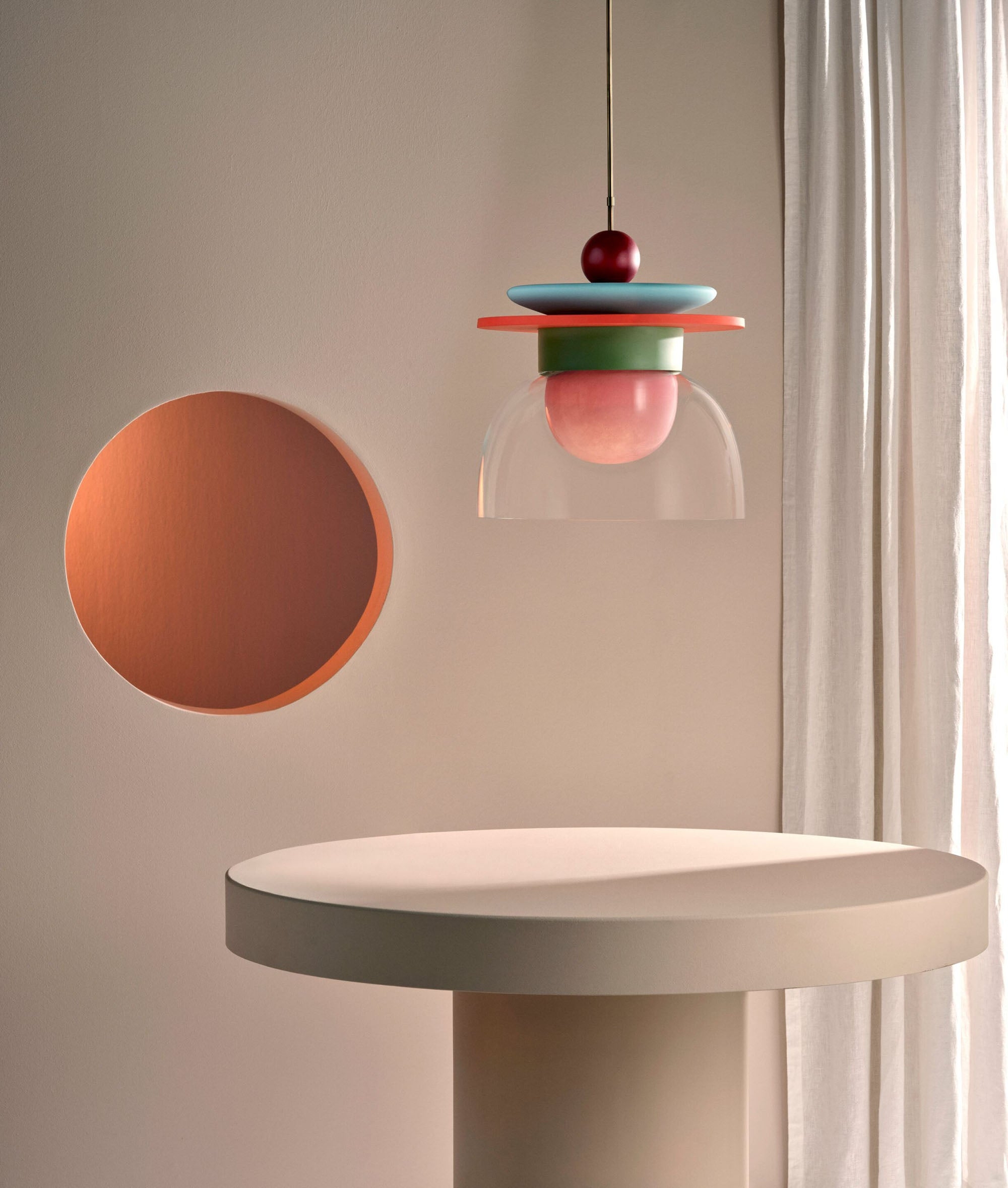 Lampa wisząca Eirene wisząca nad okrągłym stołem