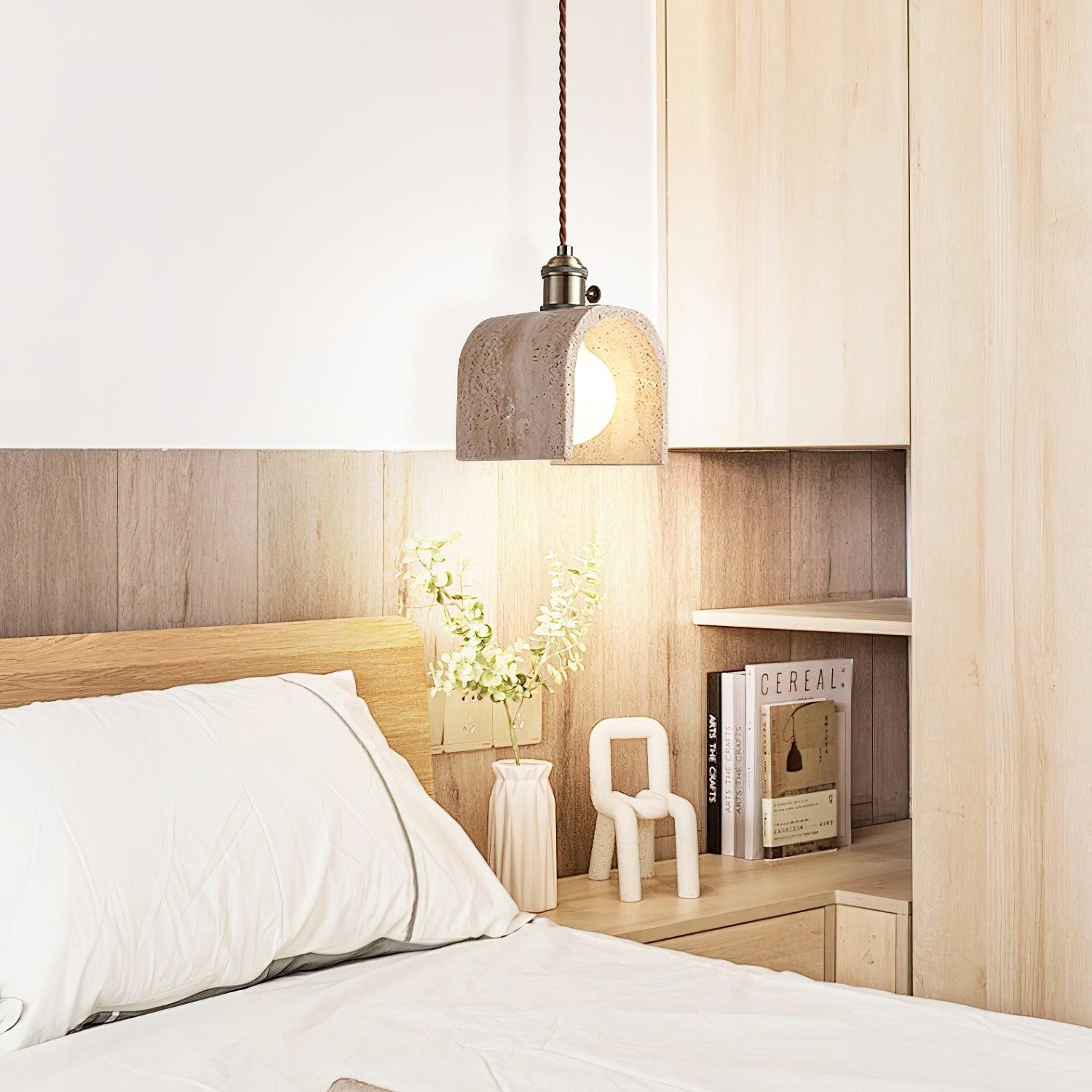Lampa wisząca zainstalowana nad szafką nocną