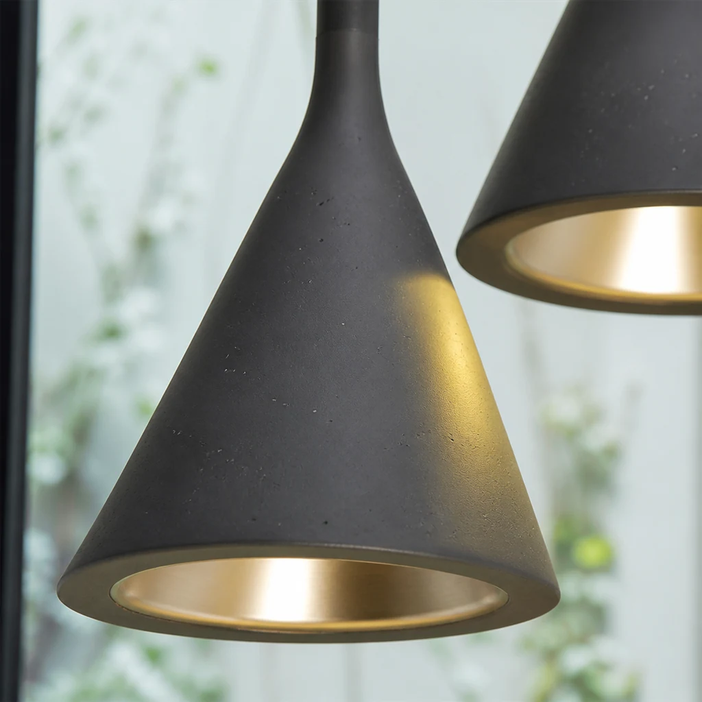 Zbliżenie na klosz z żywicy SKELTON Conical Lamp