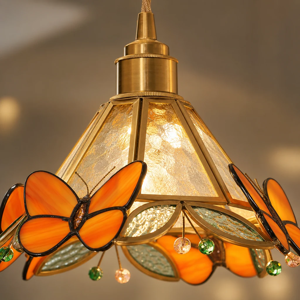 Bliski szczegół lampy wiszącej Butterfly Jewel witrażowej i z mosiężnym wykończeniem