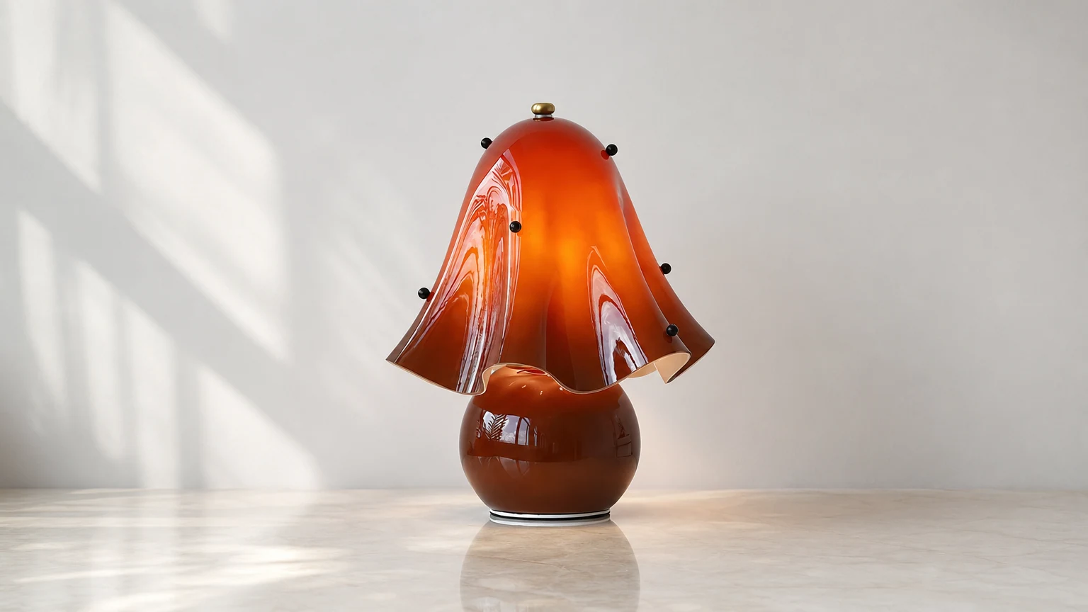 Lampa stołowa z rzeźbionym dzwonkiem Bellina w ciepłym wnętrzu