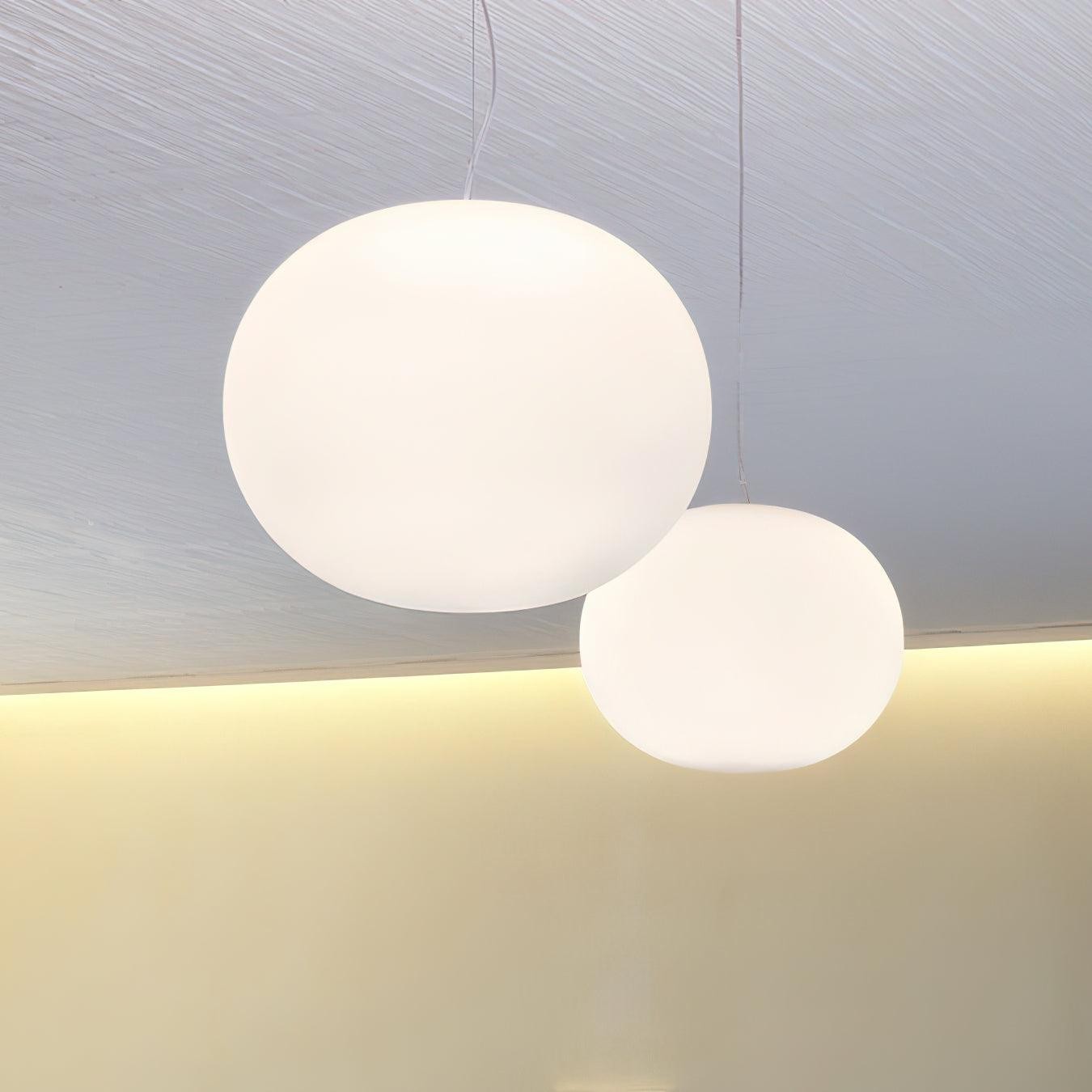 Bliski widok stylu życia dwóch abażurów kulistych lamp wiszących