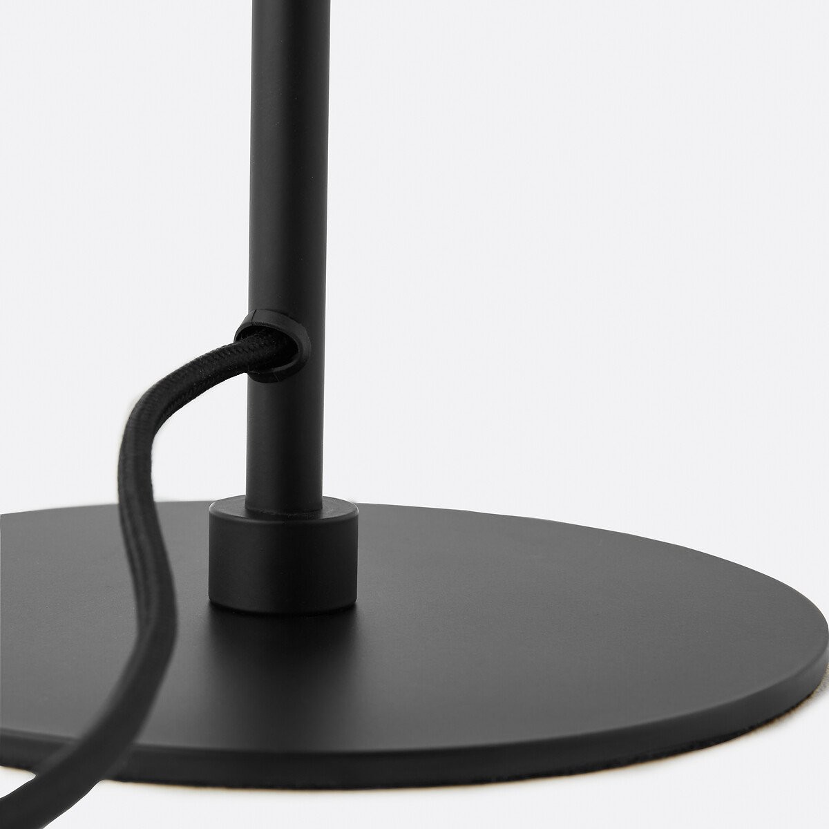 Svart metallbase og detaljer om ledningsføring