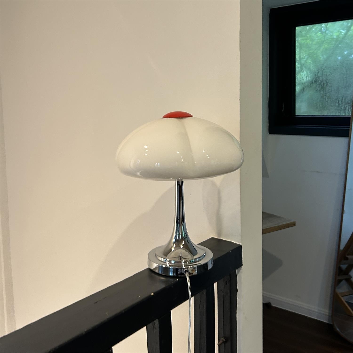 Lampa M321 na wąskiej ciemnej półce w pobliżu okna
