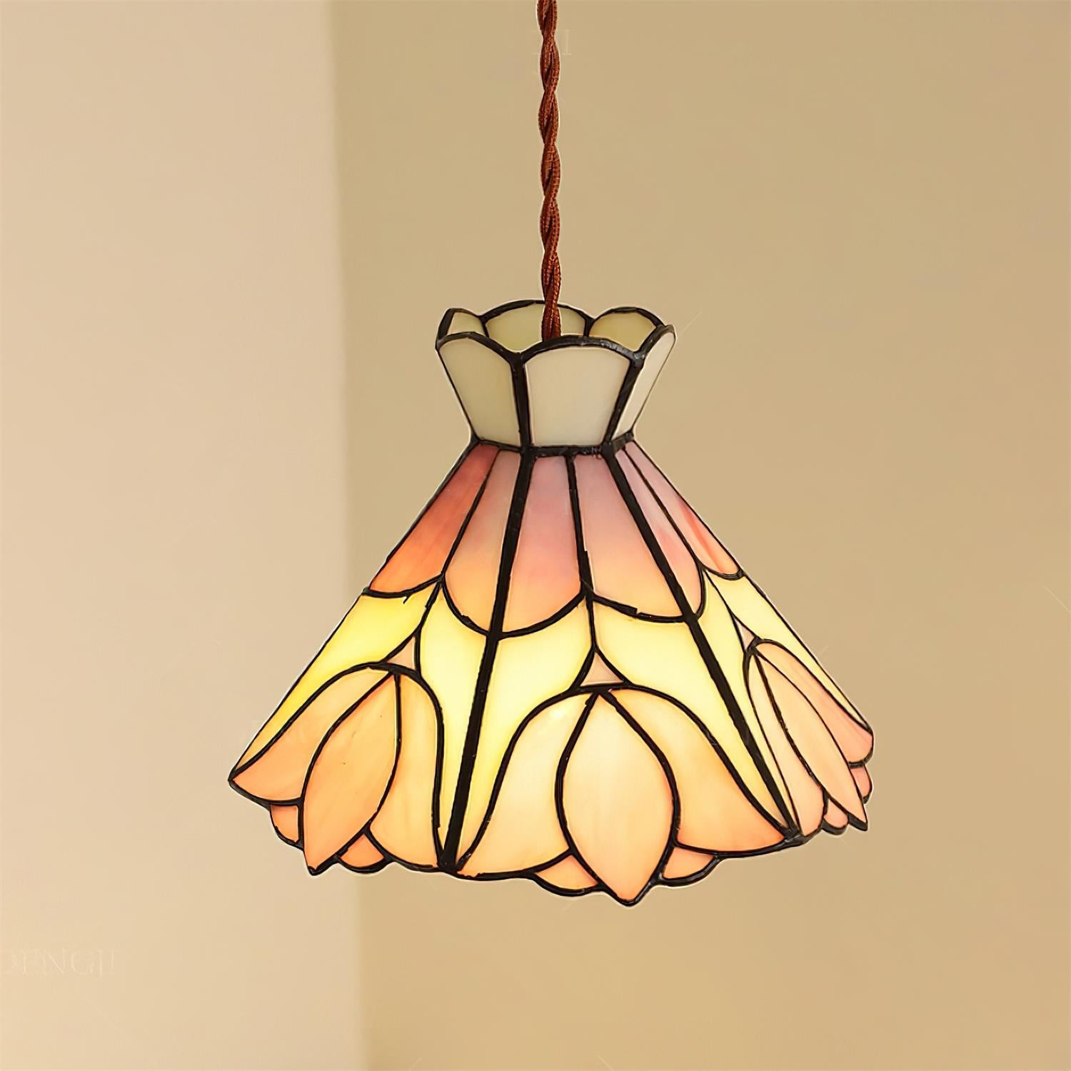 Retro lampa wisząca Tiffany na prostym narożniku ściany