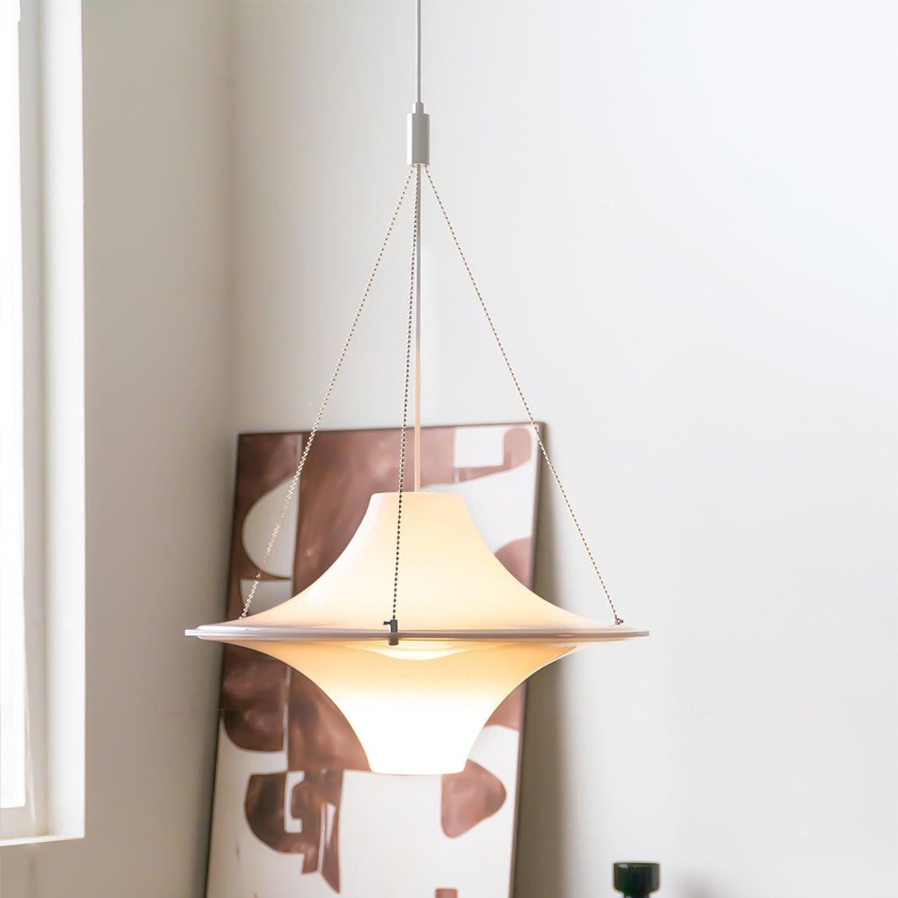 Lampa wisząca Lokki w rogu pokoju z grafiką ścienną