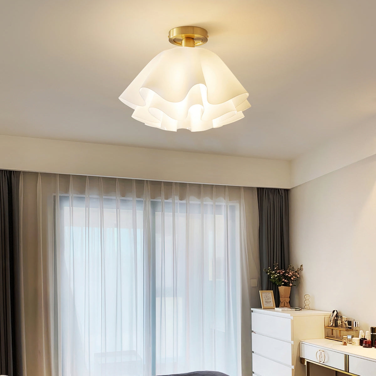 Plafonnier Lustra illuminant une chambre ou un salon