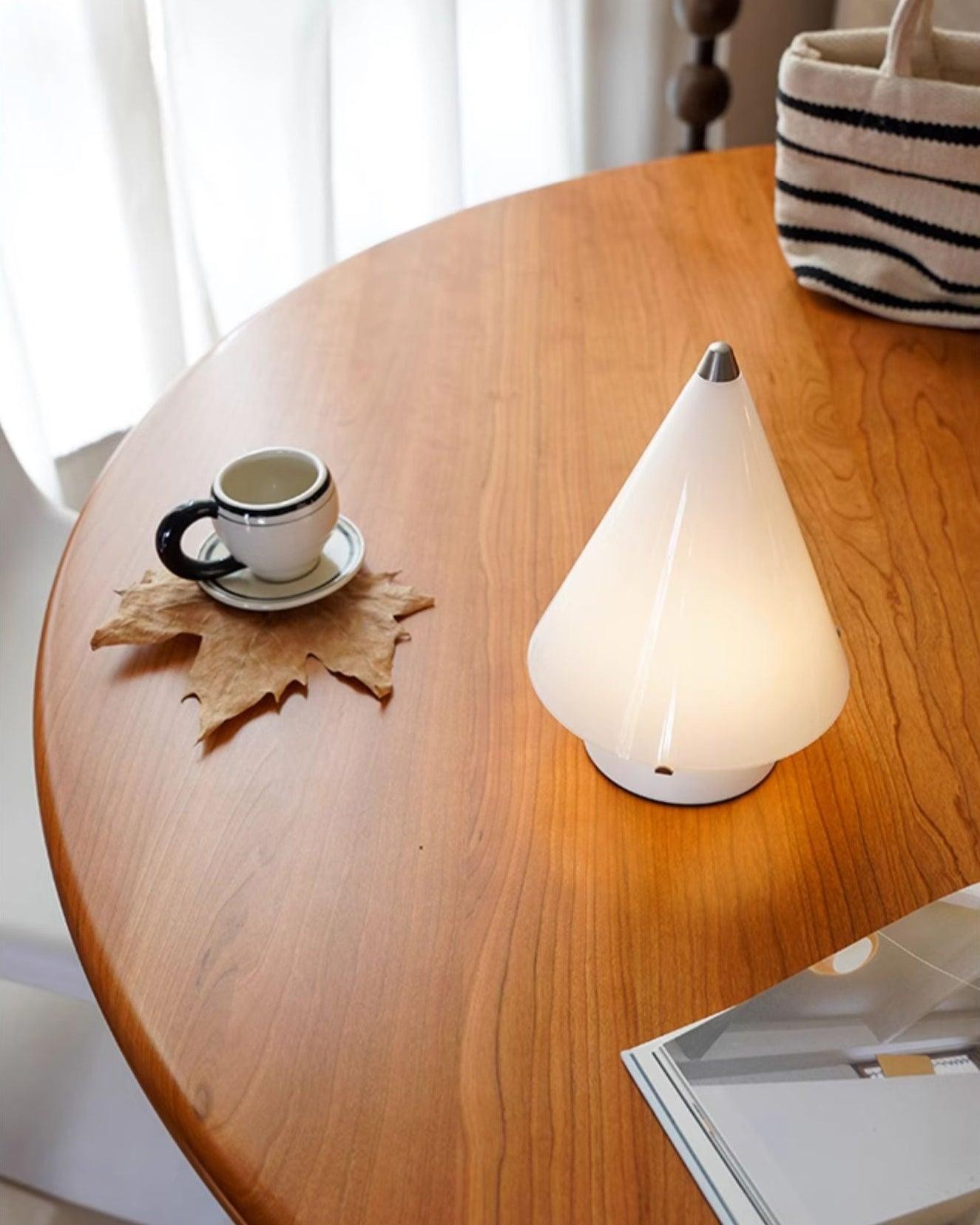 Lampa M46 na okrągłym drewnianym stole w domowym zaciszu