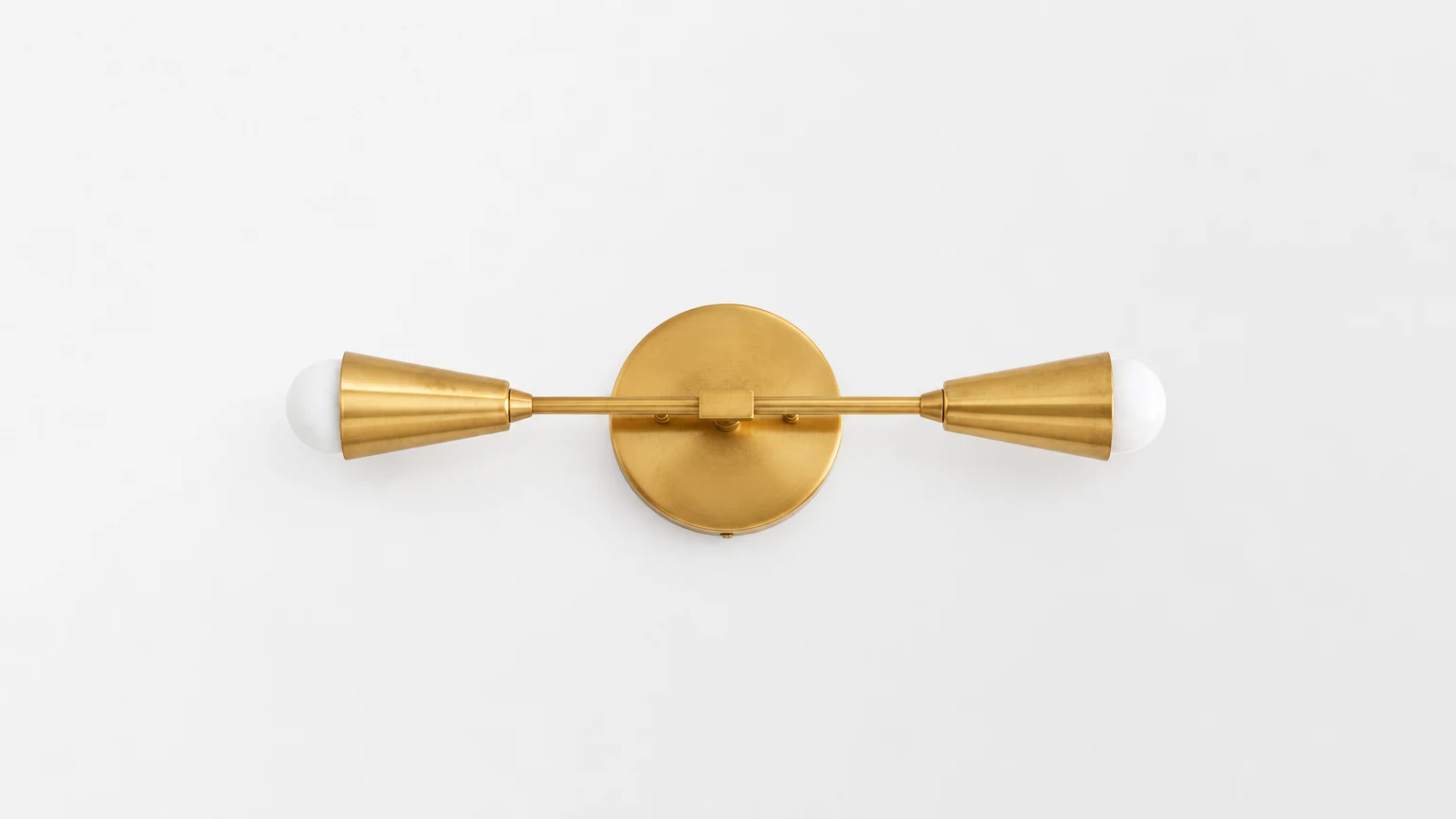 Minimalistyczna mosiężna lampa podumywalkowa Mobilux Line w łazience