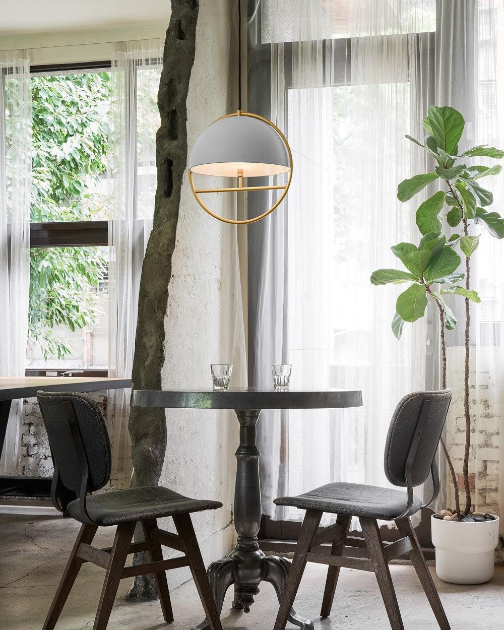 Lampa wisząca montowana nad małym stołem w jadalni lub kawiarni