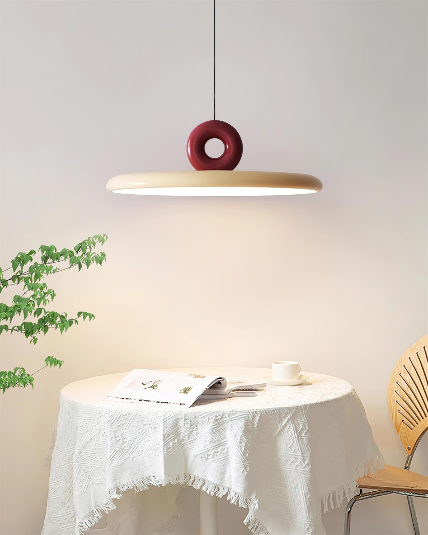 Suspension au-dessus d'une petite table ronde dans une pièce à vivre