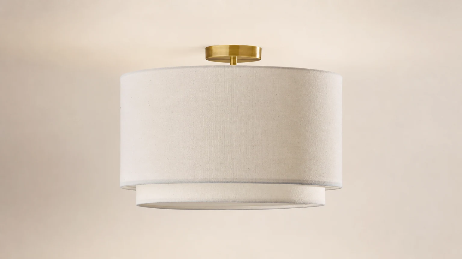 Lampa sufitowa Dumora z dwuwarstwowym kloszem z tkaniny w ciepłym wnętrzu
