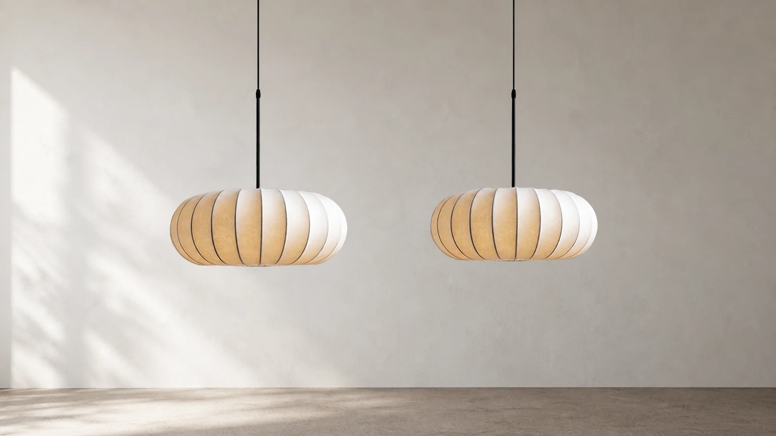 Prosta lampa wisząca z tkaniny Wabi-sabi White Lantern M105 w scenie z ciepłym pomieszczeniem