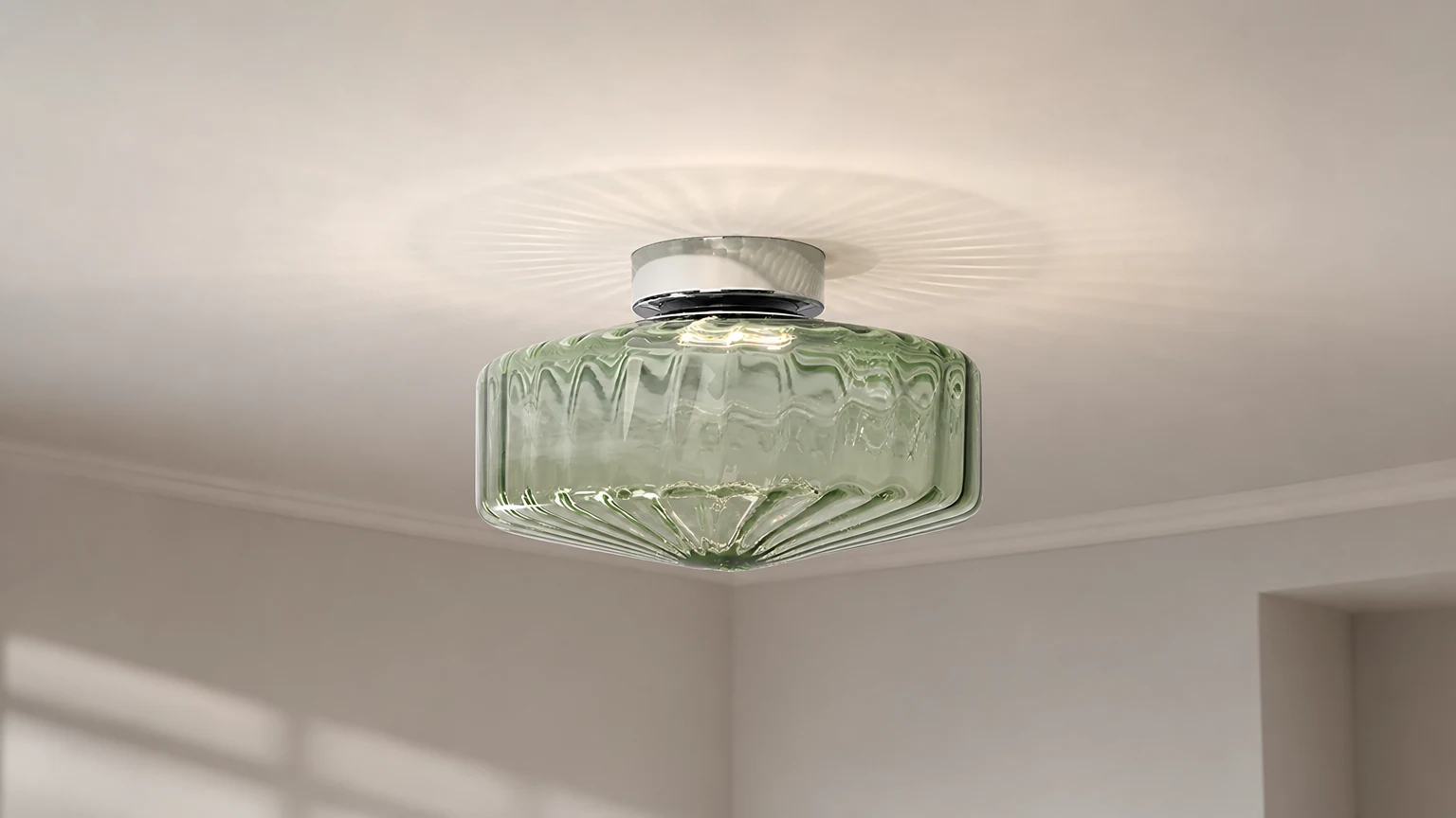 Lampa sufitowa ze szkła Remy w kolorze zielonym, falująca woda w miękko urządzonym pokoju