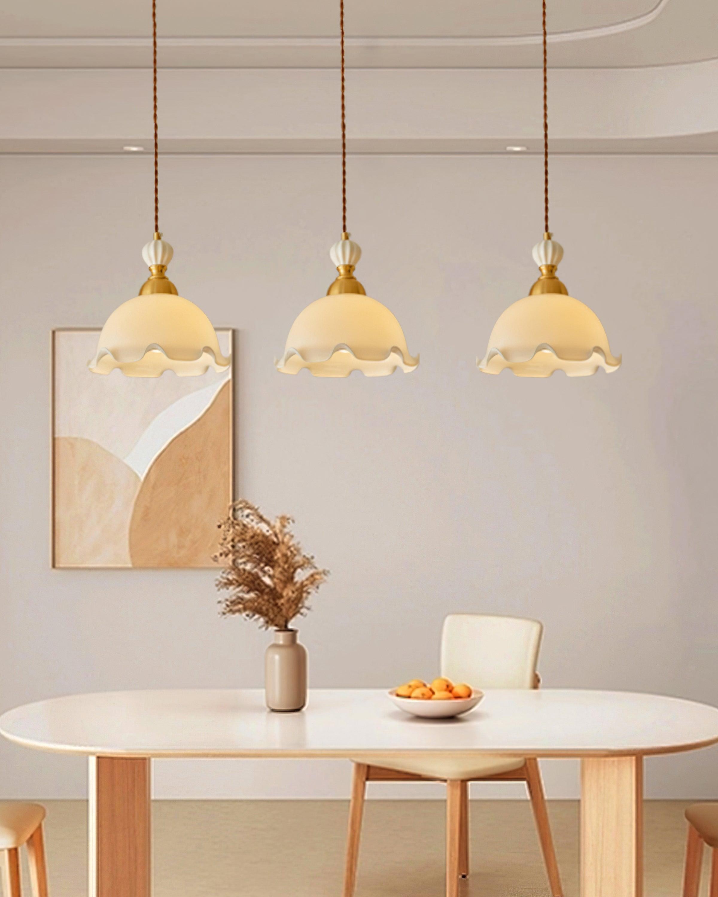 Tre elegante Bud-pendellamper over et spisebord