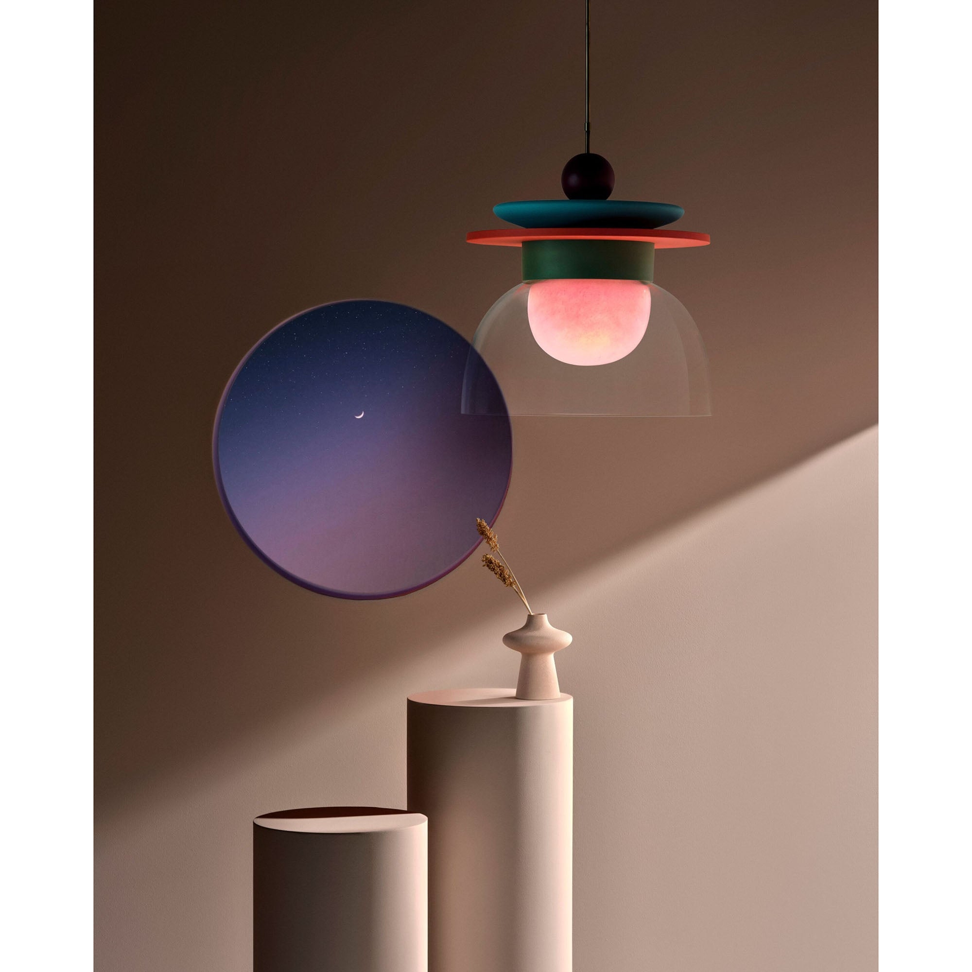 Lampa wisząca Eirene do dekoracyjnego wnętrza z grafiką ścienną