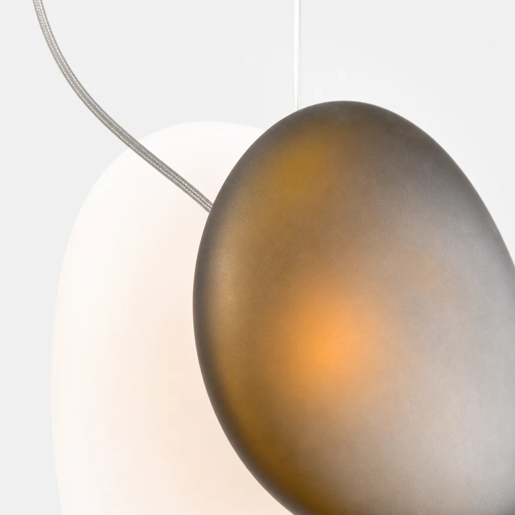 Zbliżenie na matowe szkło i metalowe wykończenie lampy wiszącej M318