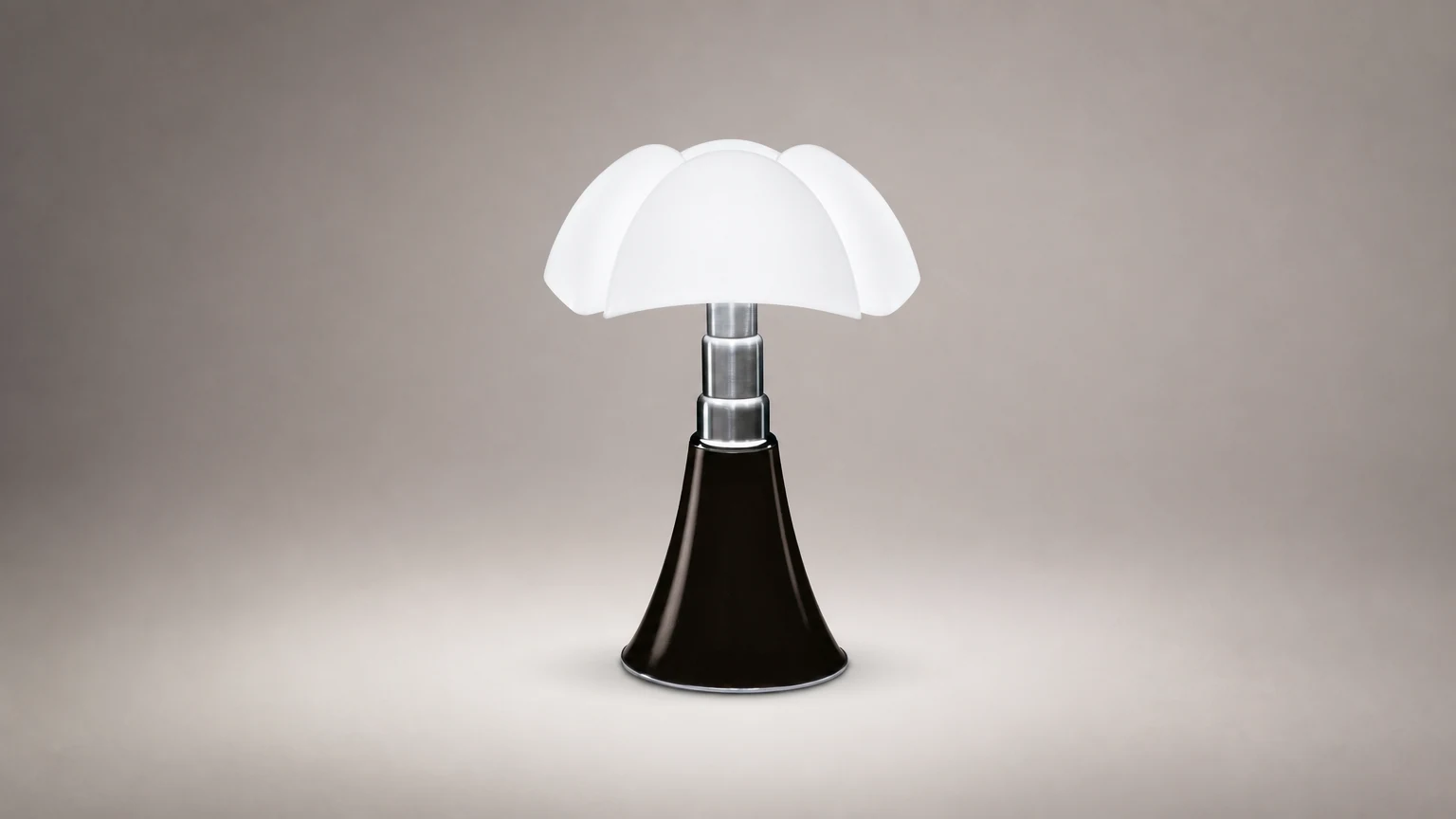 Lampa stołowa Petalica D160 w scenie w miejscu pracy