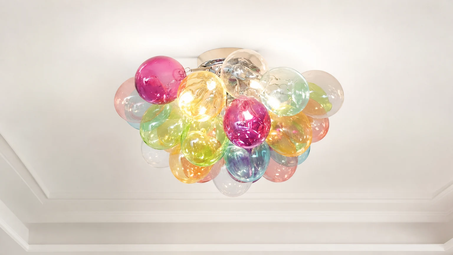 Lampa Sufitowa Bubbly D303 zainstalowana w kolorowym pomieszczeniu